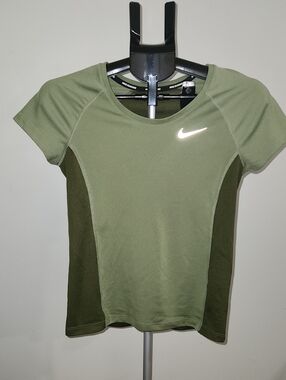 Nike Women’s Drifit Olive Green Short-Sleeve Athletic Tee. Small.